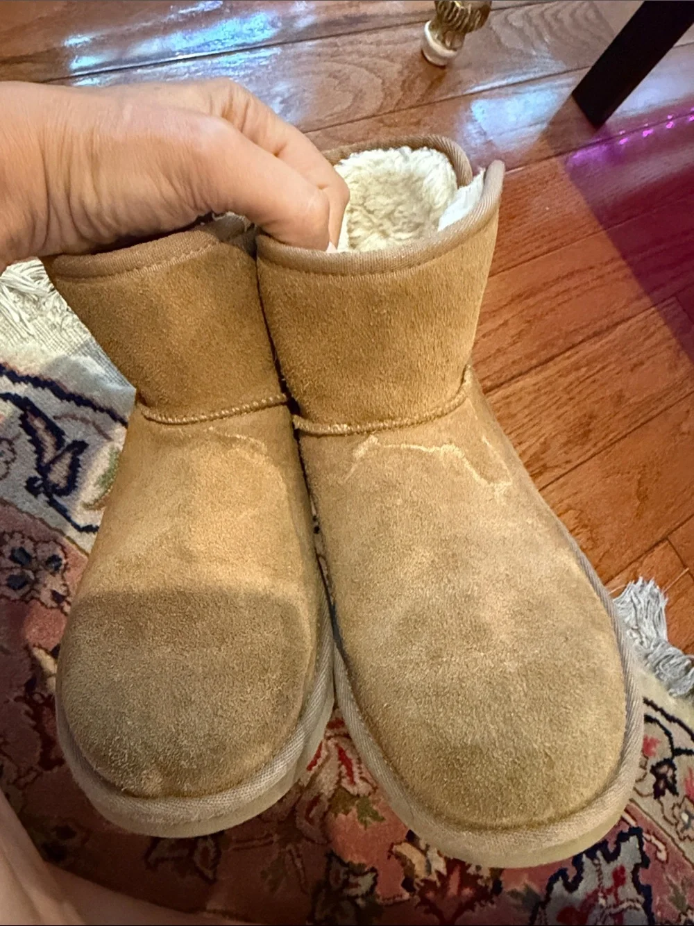 UGG Kids Boot in Chestnut Suede with Shearling size US 4